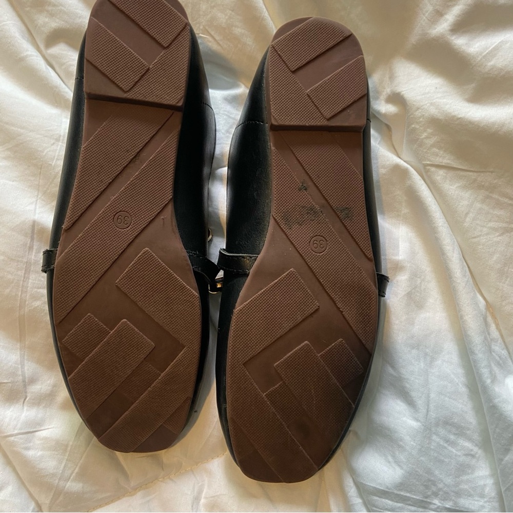 🎯 Size 8 black leather flats.  Good used condition. - Picture 3 of 6